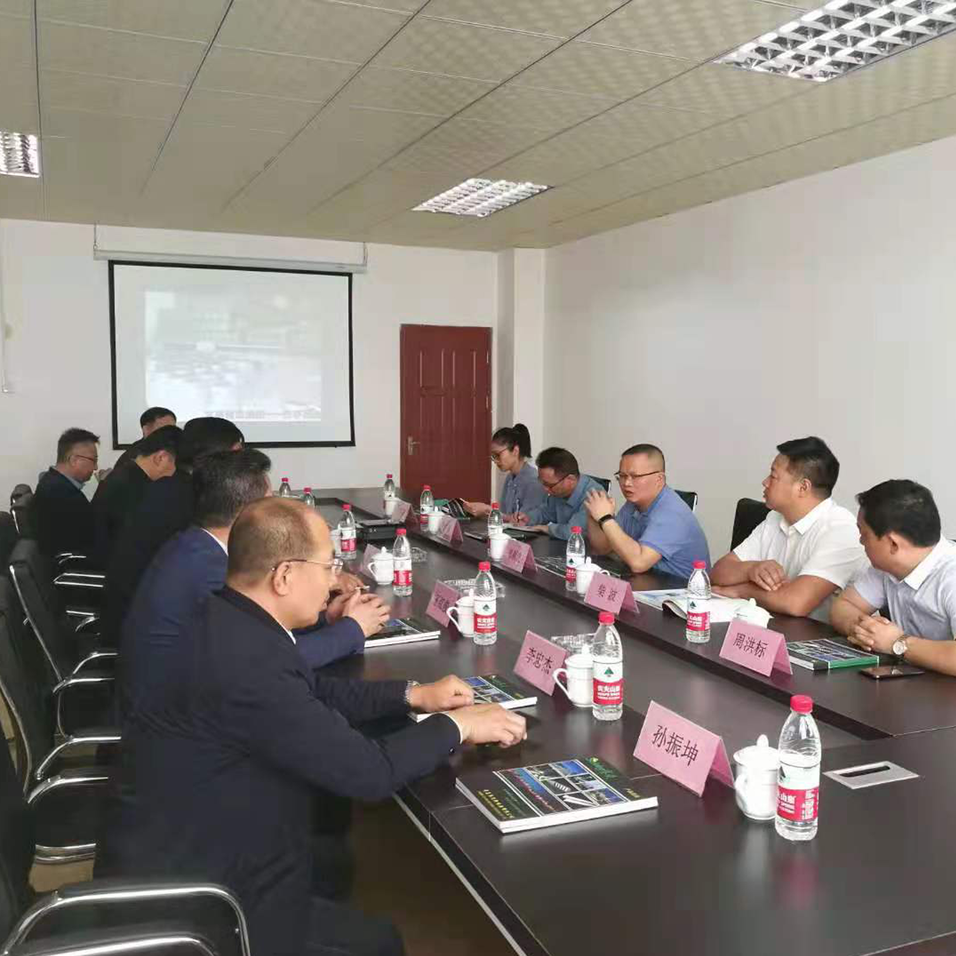 贵州省关岭县委书记韦朝虎和城阳区委副书记袁瑞先带队到赛荧调研东西部协作